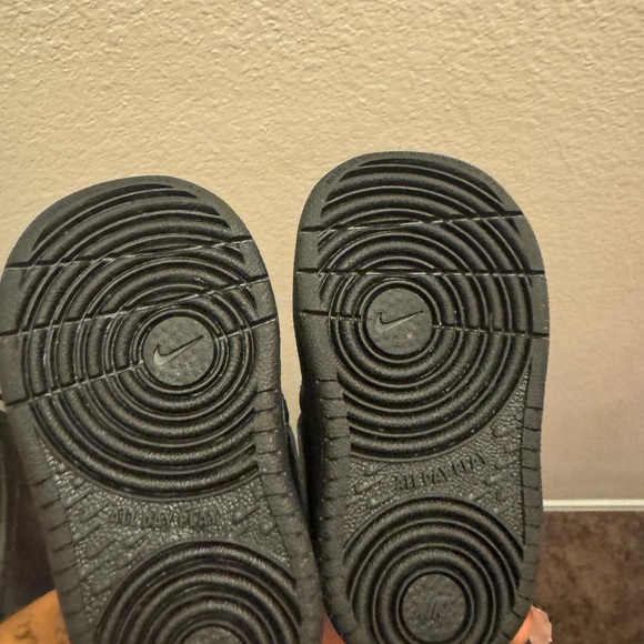 Nike Kids Black Velcro Sneakers - Picture 4 of 4